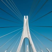 Diseño de la infraestructura Pasarela puente atirantado con pilono pila de hormigón y tirantes con tubo antivandálico