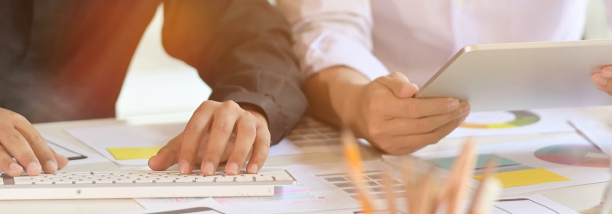 Consultora de ingeniería cercana al cliente con iPad