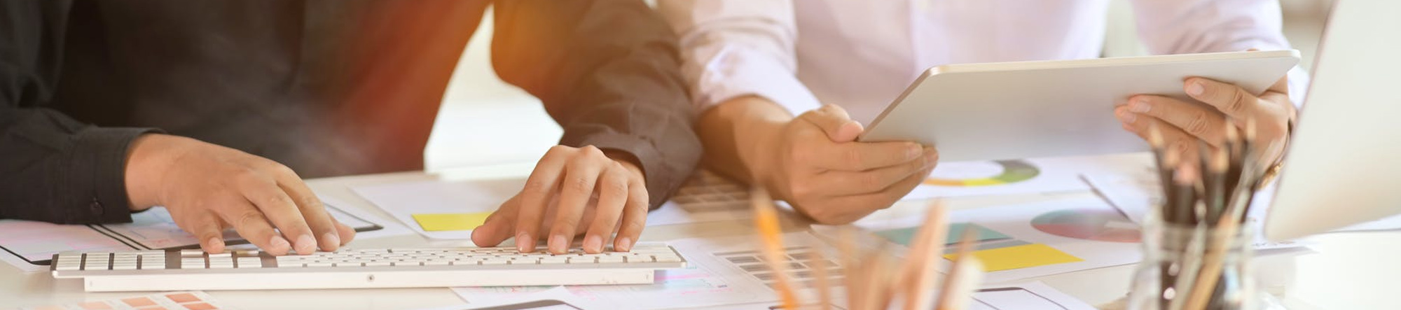 Consultora de ingeniería cercana al cliente con iPad
