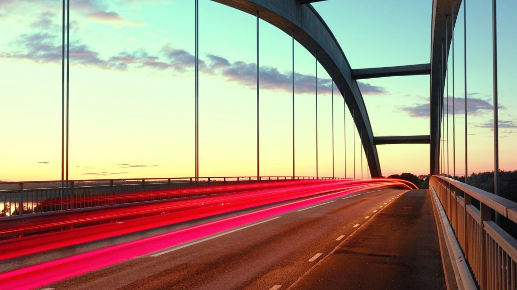 Pasarela puente de doble arco con tirantes de diseño moderno y conceptual