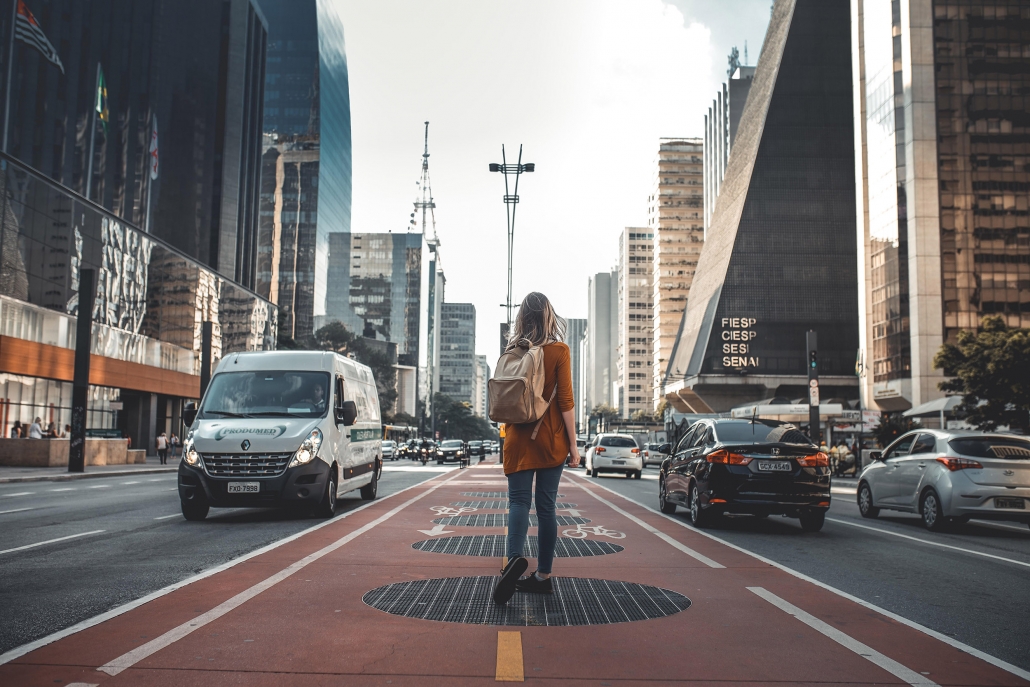 Integración del transporte urbano y los edificios en la ciudad, con carril bici integrado y mujer caminando