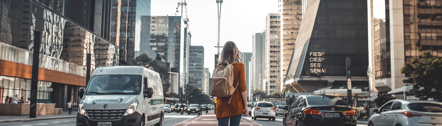 Integración del transporte urbano y los edificios en la ciudad, con carril bici integrado y mujer caminando