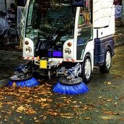 Limpieza viaria y recogida de residuos - Barredora de calles en servicio de recogida de limpieza en ciudades
