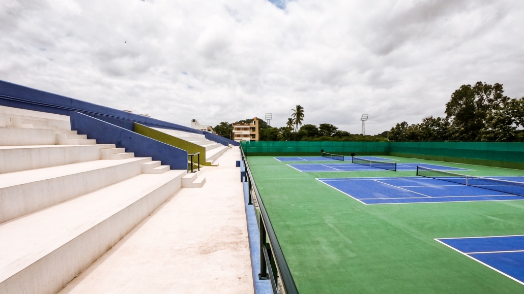 Pista deportiva con graderío al aire libre en un entorno urbano con suelo deportivo