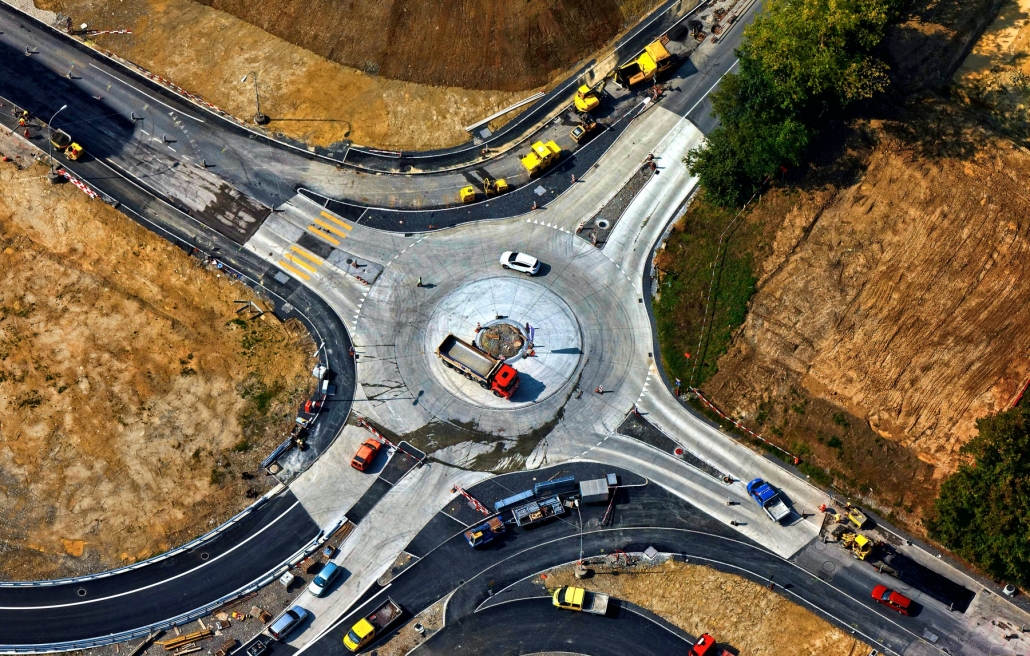 Project Management Servicio integral en el ciclo de un proyecto construcción de rotonda con aglomerado asfáltico con camión, extendedora, rodillo tándem