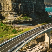 Autovía carreteras con puente de hormigón de canto variable bordeando la costa integrada